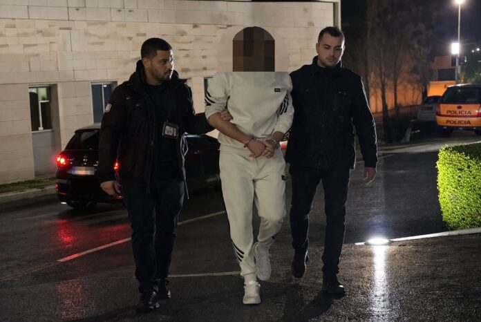Operacioni The End Mashtronte biznese Operacioni “The End” - Mashtronte biznese në disa qytete duke u prezantuar si inspektor shtetëror, arrestohet 26-vjeçari nga Saranda Një operacion i zhvilluar nga Drejtoria Vendore e Policisë Gjirokastër ka çuar në goditjen e një rasti mashtrimi dhe përvetësimi të detyrës shtetërore, pas një hetimi që zgjati rreth një muaj.