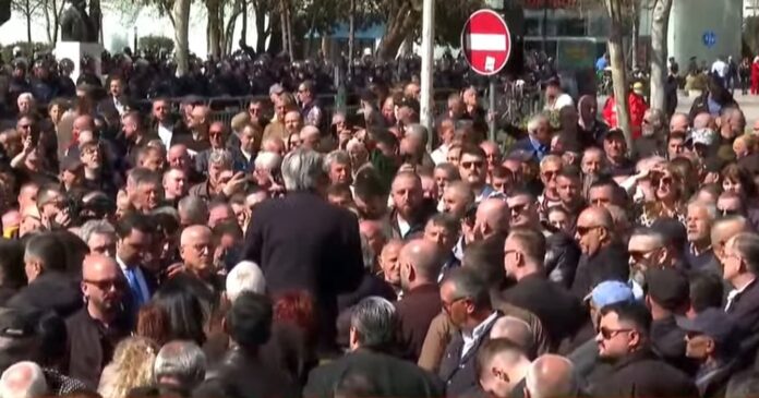 Parlamenti bëhet bunker anti-SPAK, rrëzohet kërkesa për arrestimin e Belinda Ballukut. Berisha paralajmëron protestë të re pas 10 ditësh