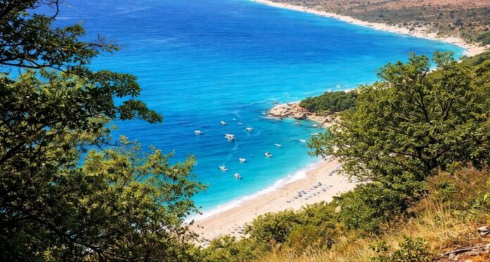 Qeveria u jep plazhet për 35 vite “investitorëve strategjikë” me qira 33 lekë për m²