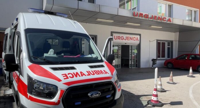 48-vjeçari nga Athina dërgohet pa shenja jete në urgjencën e spitalit në Sarandë  Një ngjarje e rëndë është shënuar mbrëmjen e sotme në Sarandë, ku një shtetas grek ka mbërritur pa shenja jete në urgjencën e spitalit.