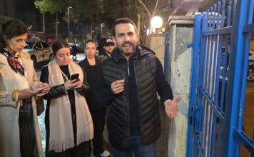 Adriatik Lapaj protestรซ nรซ dyert e Komisariatit: Policia rrรซmbeu njรซ protestues Adriatik Lapaj protestรซ nรซ dyert e Komisariatit: Policia rrรซmbeu njรซ protestues