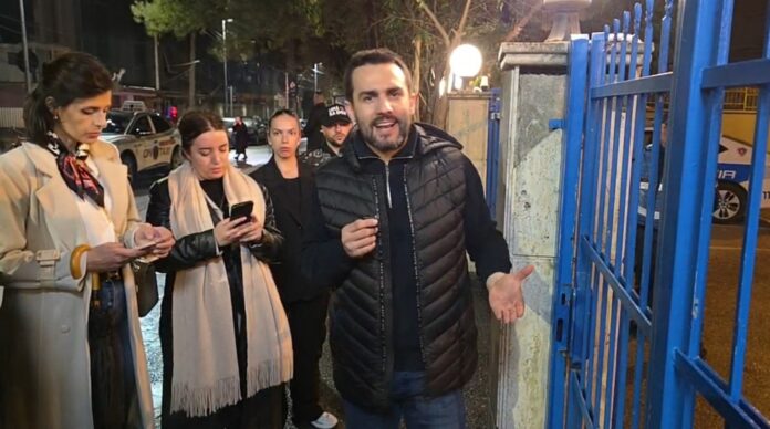 Adriatik Lapaj protestë në dyert e Komisariatit: Policia rrëmbeu një protestues