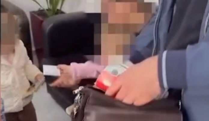 Gjeti çantën me 17,000 $, qytetari nga Ksamili njofton në Saranda Web dhe e dorëzon në Polici