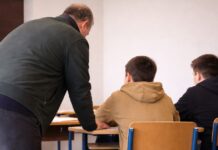 Procedohet penalisht mësuesi në Finiq për keqtrajtimin e një nxënësi gjatë mësimit Procedohet penalisht mësuesi në Finiq, dyshohet për keqtrajtimin e një nxënësi gjatë orës së mësimit