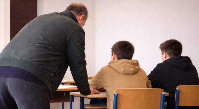 Procedohet penalisht mësuesi në Finiq, dyshohet për keqtrajtimin e një nxënësi gjatë orës së mësimit