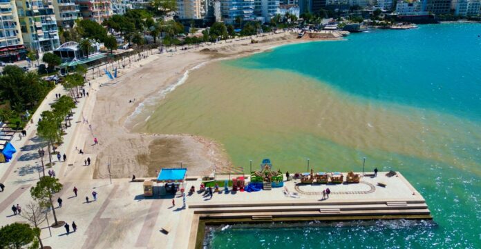 Rregullat e reja: privatët këtë vit do shfrytëzojnë edhe 80% të plazheve publike  Sezoni veror ende nuk ka nisur, por një vendim i ri që pritet të miratohet nga Këshilli i Ministrave po ngre shqetësime serioze për mënyrën si do të përdoren plazhet këtë vit.