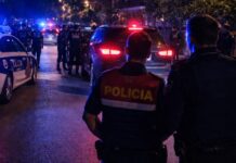 31-vjeçari dhunon ish-bashkëjetuesen dhe qëllon me armë në ajër, kapet nga Policia 31-vjeçari dhunon ish-bashkëjetuesen dhe qëllon me armë në ajër