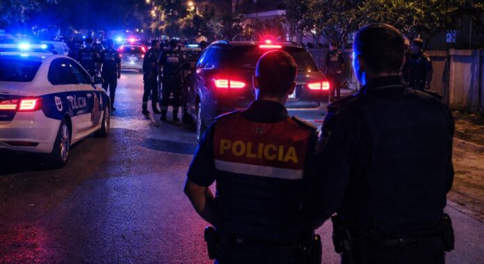 31-vjeçari dhunon ish-bashkëjetuesen dhe qëllon me armë në ajër