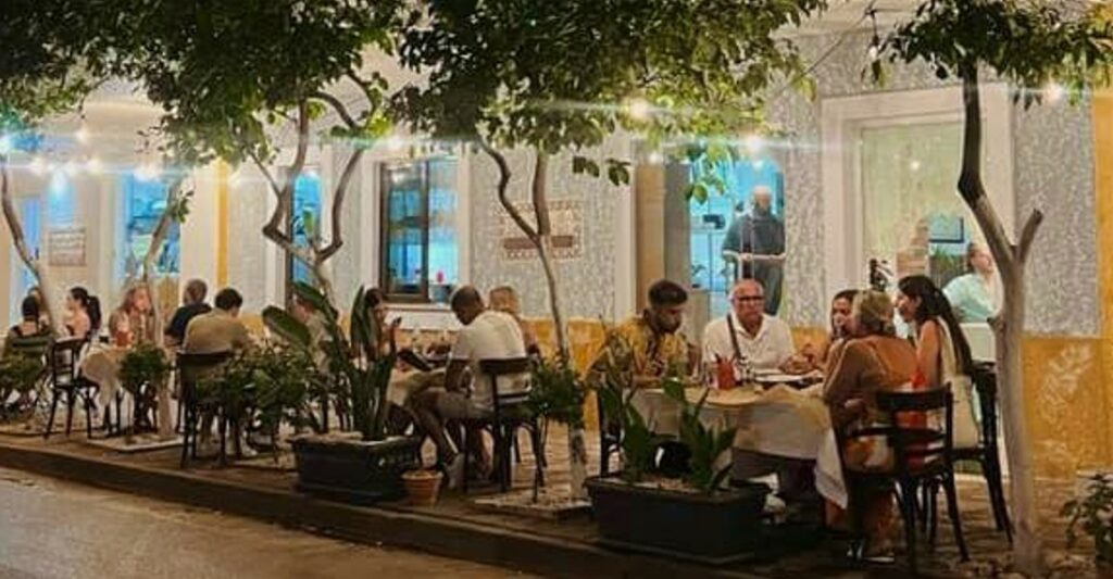 "The Nomad" Taverna kërkon Kamarier/e dhe Ndihmës Kamarier/e. Punësim vjetor