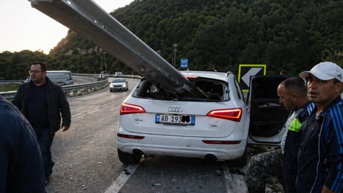 Aksident i rëndë te tuneli i Llogarasë, barriera metalike depërton tej për tej automjetin. 