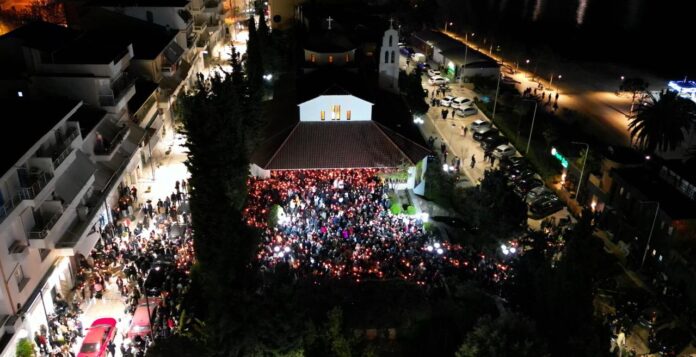 Krishti u Ngjall! – Qindra besimtarë në Sarandë festojnë Pashkët në mesnatë në Kishën Shën Harallambi Besimtarët ortodoksë në Sarandë kanë përjetuar një nga momentet më të rëndësishme të kalendarit fetar, duke marrë pjesë mbrëmjen e së Shtunës në ceremoninë solemne të Ringjalljes së Jezu Krishtit, që shënon kulmin e festës së Pashkëve.