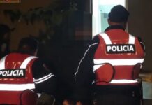 Lëvizte i armatosur në Sarandë, arrestohet në flagrancë 30-vjeçari – VIDEO Lëvizte i armatosur në Sarandë, arrestohet në flagrancë 30-vjeçari nga Vlora Një 30-vjeçar është vënë në pranga nga Policia e Sarandës, pasi u kap duke qarkulluar i armatosur në qytet, në kundërshtim me ligjin.