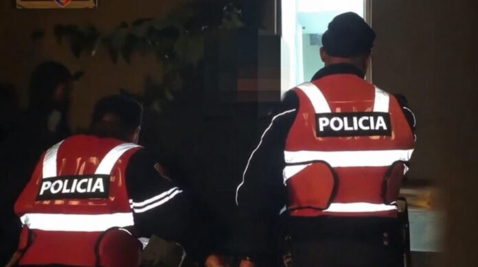 Lëvizte i armatosur në Sarandë, arrestohet në flagrancë 30-vjeçari nga Vlora Një 30-vjeçar është vënë në pranga nga Policia e Sarandës, pasi u kap duke qarkulluar i armatosur në qytet, në kundërshtim me ligjin.