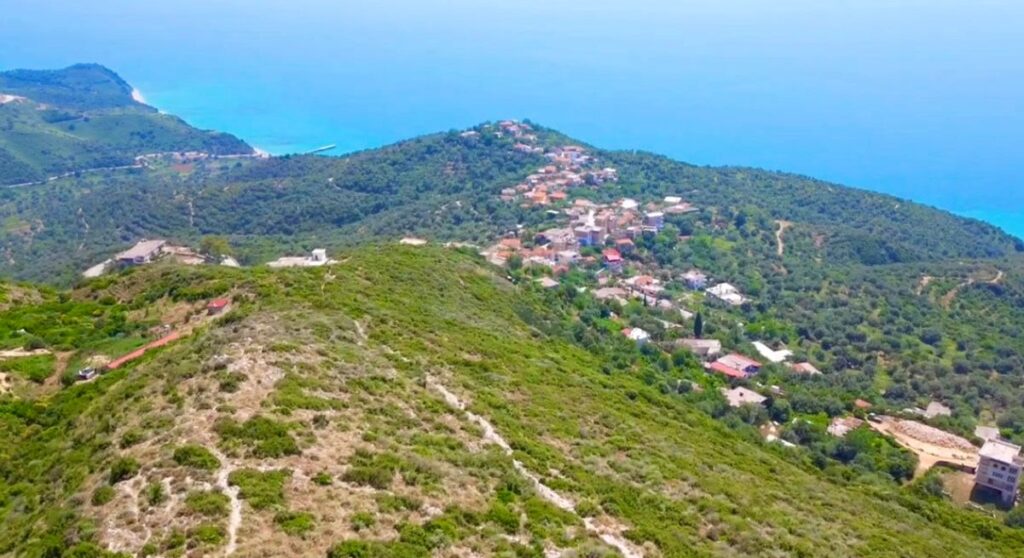 Banorët në Piqeras 4 orë pa energji, OSHEE nuk u përgjigjet në telefon. Banorët e fshatit Piqeras kanë denoncuar sot një ndërprerje të zgjatur të energjisë elektrike, e cila sipas tyre ka zgjatur mbi 4 orë.