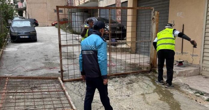 Policia Bashkiake Sarandë Kemi hequr këtë portë e cila pengonte kalimin e banorëve