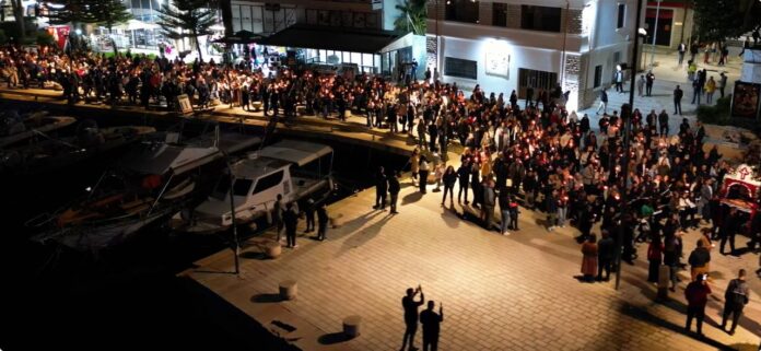 Qindra besimtarët ortodoksë në Sarandë kremtojnë të Premten e Zezë