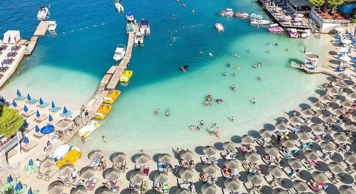 Restorant Bora Bora në Ksamil kërkon Kamarier Restoranti