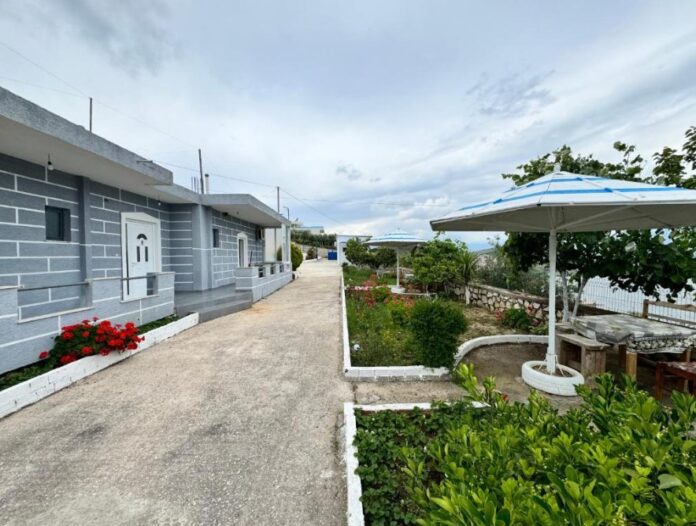 Jepen me qira garsoniere në Manastir, ideale për punonjës sezonalë! Disponohen 4 garsoniere për qira në zonën e Manastirit, në rrugën Sarandë – Ksamil.