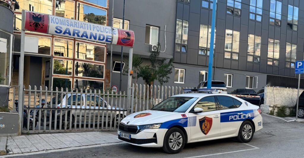Një ngjarje e rëndë ka tronditur Sarandën dhe Delvinën, ku një i ri 33-vjeçar ka humbur jetën në mënyrë tragjike, pasi ra në kontakt me rrymën elektrike