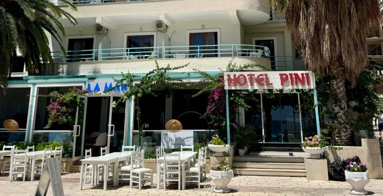 Hotel PINI dhe LA MAR Restaurant kërkon të punësojë staf