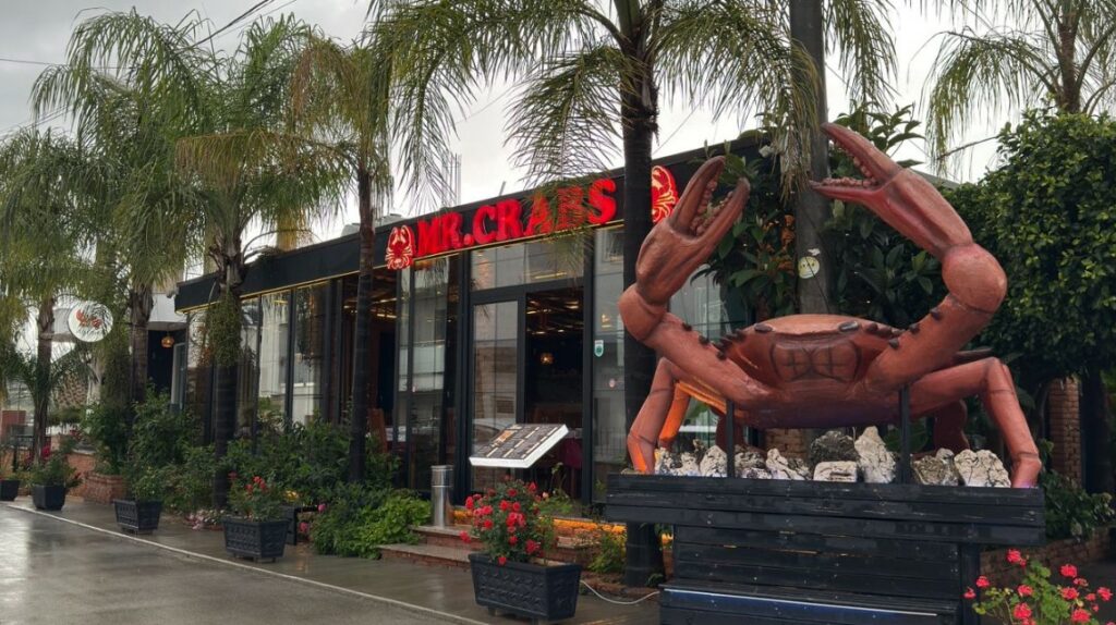 Restorant "Mr. Grabs" në Ksamil punëson staf. Ofrohet akomodim + ushqimi