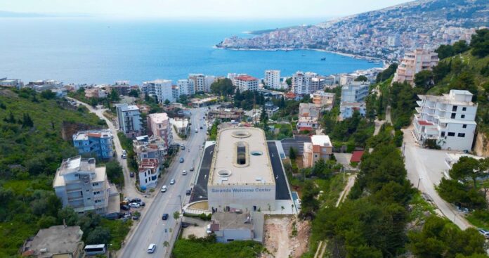Terminali i autobusëve në Sarandë gati, qytetarët kërkojnë autobus urban dhe semaforë në rrugë Pas dekadash mungese dhe kërkesash të vazhdueshme nga operatorët dhe qytetarët, Saranda po hyn në një fazë të re organizimi të transportit publik. Terminali i ri i autobusëve për linjat interurbane dhe zonave përreth tashmë ka përfunduar dhe pritet të vihet shumë shpejt në funksion, duke i dhënë