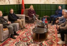 Takim për ringjalljen e teatrit dhe mbrojtjen e vlerave të muzeut të gjimnazit në Sarandë Një takim i rëndësishëm për të ardhmen e jetës kulturore në Sarandë është zhvilluar ditën e djeshme mes aktorit dhe regjisorit të njohur Vangjel Agora dhe profesorit Xhorxhi Vasili me Kryetarin e Bashkisë Sarandë, Oltion Çaçi.