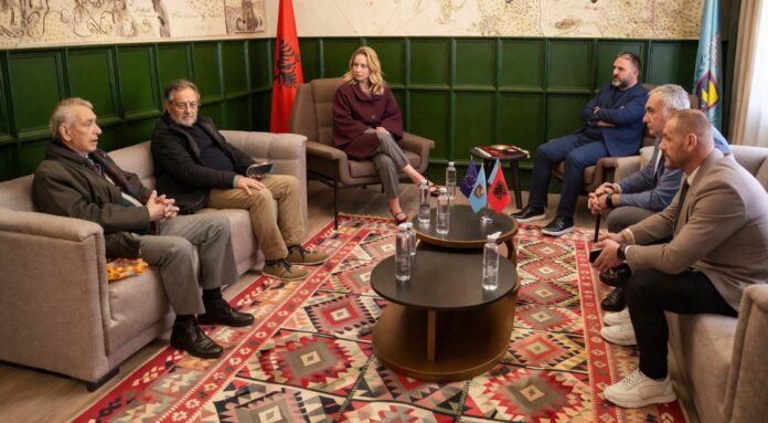 Një takim i rëndësishëm për të ardhmen e jetës kulturore në Sarandë është zhvilluar ditën e djeshme mes aktorit dhe regjisorit të njohur Vangjel Agora dhe profesorit Xhorxhi Vasili me Kryetarin e Bashkisë Sarandë, Oltion Çaçi.