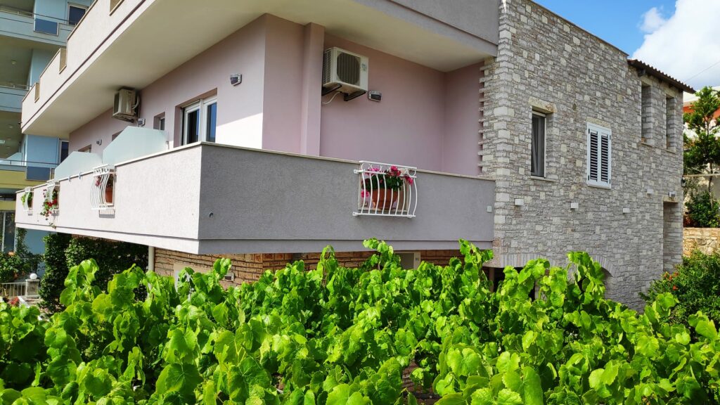 Vila PAJA në Ksamil kërkon punonjëse pastrimi ( Sanitare)