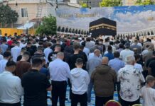 Besimtarët myslimanë në Sarandë falin Namazin e Kurban Bajramit – VIDEO Besimtarët myslimanë në Sarandë falin Namazin e Kurban Bajramin. Qindra besimtarë myslimanë janë mbledhur mëngjesin e sotëm në xhaminë e Sarandës për të falur namazin e Kurban Bajramit, një nga festat më të rëndësishme të besimit islam. Atmosfera u karakterizua nga qetësia, besimi dhe urimet mes familjarëve e qytetarëve që morën pjesë në ceremoninë fetare