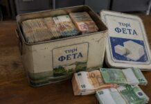 I vodhi pronarit 146,600 euro që i kishte në teneqenë e djathit, arrestohet shqiptari në Igumenicë I vodhi pronarit 146,600 euro që i kishte në teneqetë e djathit, arrestohet shqiptari në Igumenicë. Një shqiptar është arrestuar nga autoritetet greke në Igumenicë, pasi akuzohet për vjedhjen e një shume të madhe parash nga biznesi ku punonte.