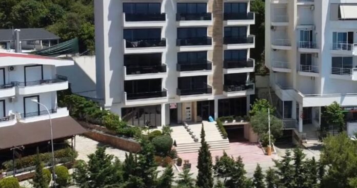 Jepet me qira ambient biznesi në Sarandë me 9 vendparkime, çmimi 23,000 euro/vit.