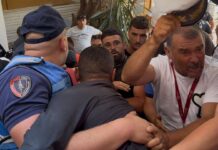 Mbledhja u ndërpre nga protestat, Këshilli Bashkiak Sarandë mblidhet sërish sot në orën 12:00 Protesta e pronarëve të mjeteve ujore në Ksamil ndërpret mbledhjen e Këshillit Bashkiak Sarandë