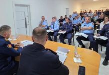 Skënder Hita takim në Policinë e Sarandës: Denonconi çdo kërcënim apo presion që ju bëjnë bandat Skënder Hita takim në Policinë e Sarandës: Denonconi çdo kërcënim apo presion që ju bëjnë bandat