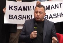 Debatet për ndarjen territoriale gjatë dëgjesës publike në Vlorë – VIDEO Debatet për ndarjen territoriale gjatë dëgjesës publike në Vlorë. Reforma Administrativo-Territoriale, Komisioni zhvillon dëgjesë publike në Vlorë. Komisioni i Posaçëm për Reformën Administrativo-Territoriale zhvilloi një dëgjesë publike në qytetin e Vlorë