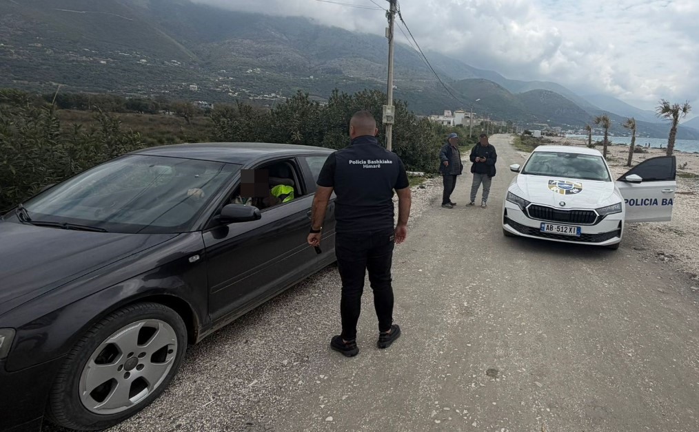 Policia Bashkiake Himarë ndalon një shofer në gjendje të dehur, bënte manovra të rrezikshme 
