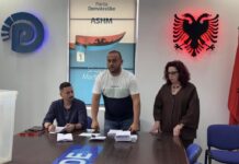 “Referendumi” në PD Sarandë/ Dalin rezultatet e votimit për Sali Berishën – VIDEO “Referendumi” në PD Sarandë/ Dalin rezultatet e votimit për Sali Berishën