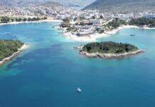 Aksident i rëndë në Ksamil: Një mjet lundrues përplaset me skafin e Policisë Kufitare Aksident i rëndë në Ksamil: Një mjet lundrues përplaset me skafin e Policisë Kufitare. Një aksident i rëndë detar është regjistruar mbrëmjen e sotme në Gjirin e Ksamilit, ku sipas informacioneve paraprake një mjet lundrues është përplasur me skafin e Policisë Kufitare të Sarandës.