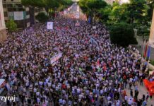 Dhjetëra mijëra qytetarë protestojnë kundër qeverisë dhe opozitës, reagimi pas ngjarjes në Zvernec Dhjetëra mijëra qytetarë protestojnë kundër qeverisë dhe opozitës, reagimi pas ngjarjes në Zvernec