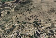 Revolta kombëtare zgjon edhe 800 familje sarandiote: Kemi paguar trojet në Lëkurës, por nuk i gëzojmë Revolta kombëtare zgjon edhe 800 familje sarandiote: kanë paguar trojet në Lëkurës, por nuk i gëzojnë.