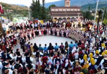 Takimi i Katërt Kulturor Ndërballkanik në Livadhja, mbi 600 artistë në skenë Takimi i Katërt Kulturor Ndërballkanik në Livadhja, mbi 600 artistë në skenë Një nga aktivitetet më të rëndësishme kulturore të zonës do të zhvillohet këtë muaj në Livadhja të Bashkisë Finiq. Shoqata Kulturore “Shën Kosmai” ka njoftuar organizimin e Takimit të Katërt Kulturor Ndërballkanik, një festë e madhe e traditës, folklorit dhe bashkëpunimit kulturor mes popujve të rajonit.