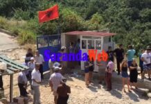 Organizatorët e protestës në Tiranë: Të dielën na kanë ftuar për të shembur portën në plazhin e Kakomesë Organizatorët e protestës në Tiranë Të dielën na kanë ftuar për të shembur portën në plazhin e Kakomesë.