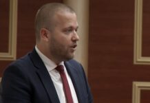 Ardit Bido zotohet në Parlament: Nuk shkrihet as Delvina dhe as Konispoli – VIDEO Ardit Bido zotohet në Parlament: Nuk shkrihet as Delvina dhe as Konispoli. Deputeti i Partisë Socialiste për qarkun e Vlorës, Ardit Bido, ka deklaruar nga foltorja e Kuvendit se bashkitë Delvinë dhe Konispol do të vijojnë të ekzistojnë edhe pas reformës së re territoriale.