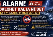 Alarm për motin! Ndalohen të gjitha daljet në det në Sarandë, Ksamil dhe Borsh Alarm për motin! Ndalohen të gjitha daljet në det në Sarandë, Ksamil dhe Borsh Përkeqësimi i kushteve atmosferike ka detyruar autoritetet portuale të marrin masa të menjëhershme. Kapiteneria e Portit Sarandë ka urdhëruar ndalimin e plotë të daljes në det për të gjitha mjetet e vogla lundruese, për shkak të erërave të forta dhe dallgëve që tejkalojnë kufijtë e sigurisë për lundrim.