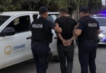 Dhunoi punonjësin e OSHEE-së dhe i mori automjetin e kompanisë, arrestohet nga Policia Dhunoi punonjësin e OSHEE-së dhe i mori automjetin e kompanisë, arrestohet nga Policia. Një 31-vjeçar është arrestuar nga Policia e Shtetit, pasi dyshohet se dhunoi një punonjës të OSHEE-së dhe i mori automjetin e kompanisë.