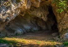 Shpella e Ciklopit në Himarë, mes mitit të Homerit dhe një lavazhi makinash – Nga Auron Tare Shpella e Ciklopit në Himarë, mes mitit të Homerit dhe një lavazhi makinash - Nga Auron Tare