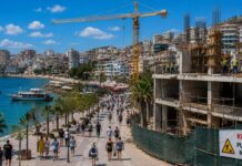 Qeveria: Kush do ndërtojë vitin tjetër gjatë sezonit turistik 20 mijë euro gjobë Subjektet që do të vijojnë punimet e ndërtimit gjatë sezonit turistik, në kundërshtim me vendimet e qeverisë, mund të përballen me gjobë deri në 2 milionë lekë të reja. Masa parashikohet në projektligjin për disa ndryshime në ligjin "Për Turizmin", i depozituar në Kuvend.