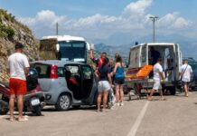 Tre automjete aksident në rrugën Sarandë-Ksamil, 2 të plagosur nisen drejt Tiranës Tre automjete aksident në rrugën Sarandë-Ksamil, 2 të plagosur nisen drejt Tiranës