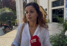 Etvela Merko, aktivistja nga Delvina, i bashkohet protestës qytetare në Sarandë Etvela Merko, aktivistja nga Delvina, i bashkohet protestës qytetare në Sarandë
