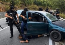 Me 5 kg kanabis drejt Sarandës dhe Ksamilit, arrestohen 3 persona pranë urës së Kakomesë Me 5 kg kanabis drejt Sarandës dhe Ksamilit, arrestohen 3 persona pranë urës së Kakomesë